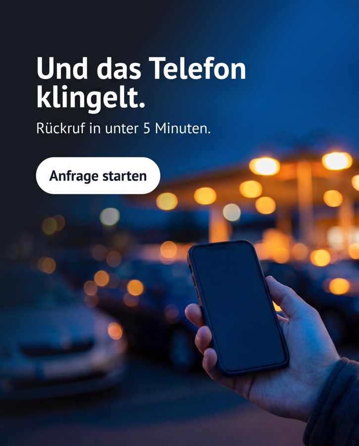 Anzeigenmotiv: Smartphone auf dem Autohof am Abend, Überschrift „Und das Telefon klingelt.“