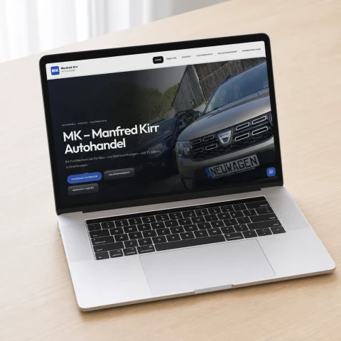 MacBook auf einem hellen Schreibtisch zeigt den Hero der Website volksauto.eu
